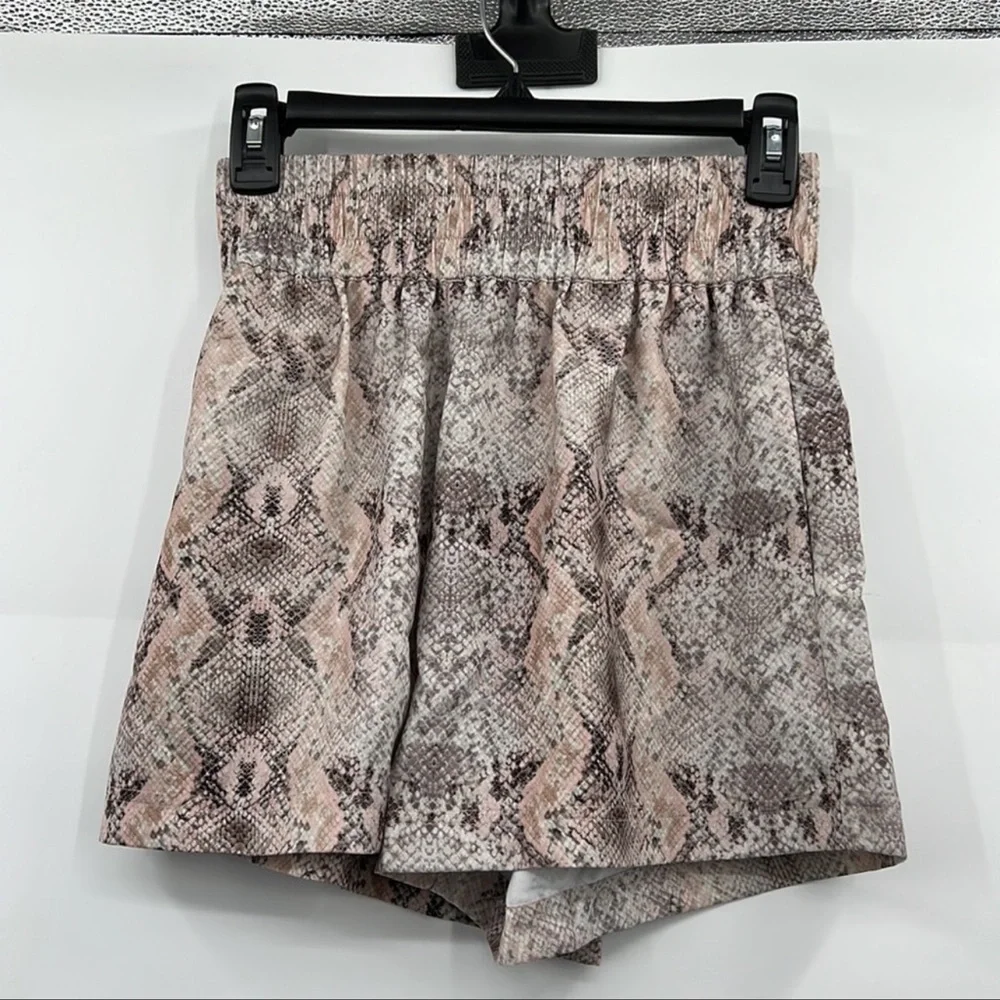 🆕Generation Love Amy Shorts High Waist
Soft Snake Choose Love New York NWT - Picture 4 of 9